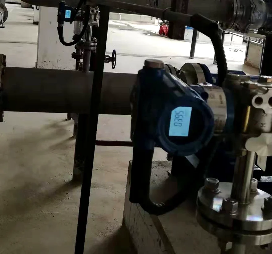 Pressure transmitter with LCD display and valve manifold installed on a process line