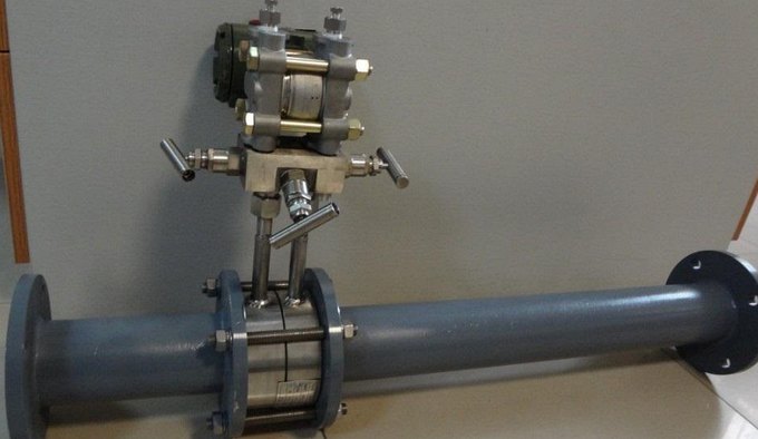 Orifice meter run with flange tappings feeding a three-valve manifold and a differential pressure transmitter