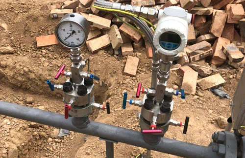 Pressure gauge and smart pressure transmitter mounted on manifolds along a small pipeline