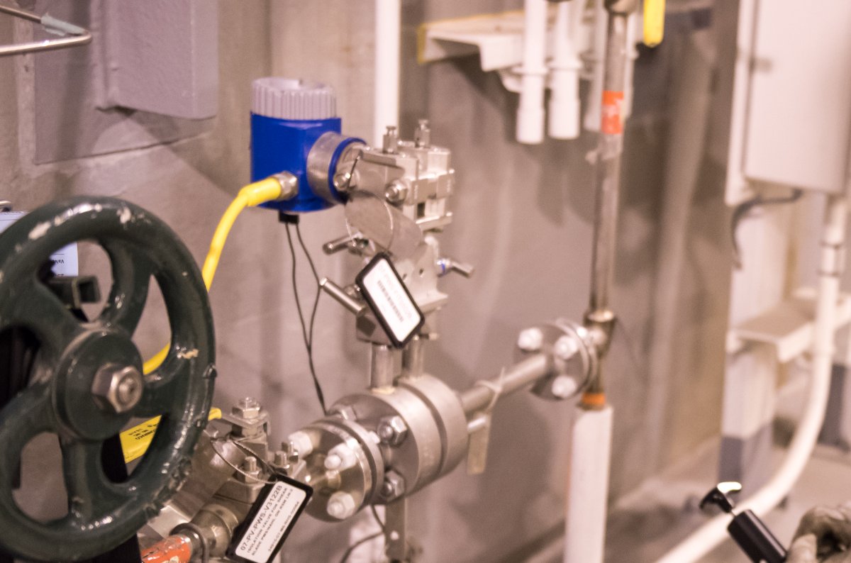 Pressure transmitter with isolation manifold on an industrial instrument line