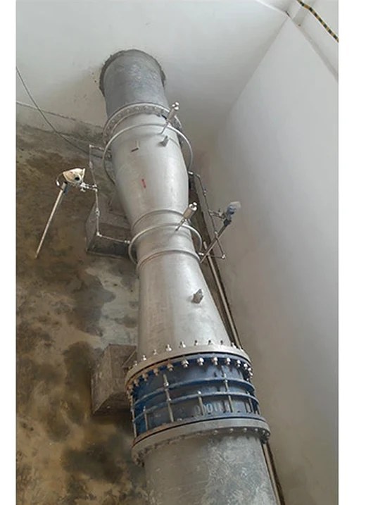 Stainless steel classical venturi tube installed on a process pipe, with pressure taps at the throat feeding a differential pressure transmitter