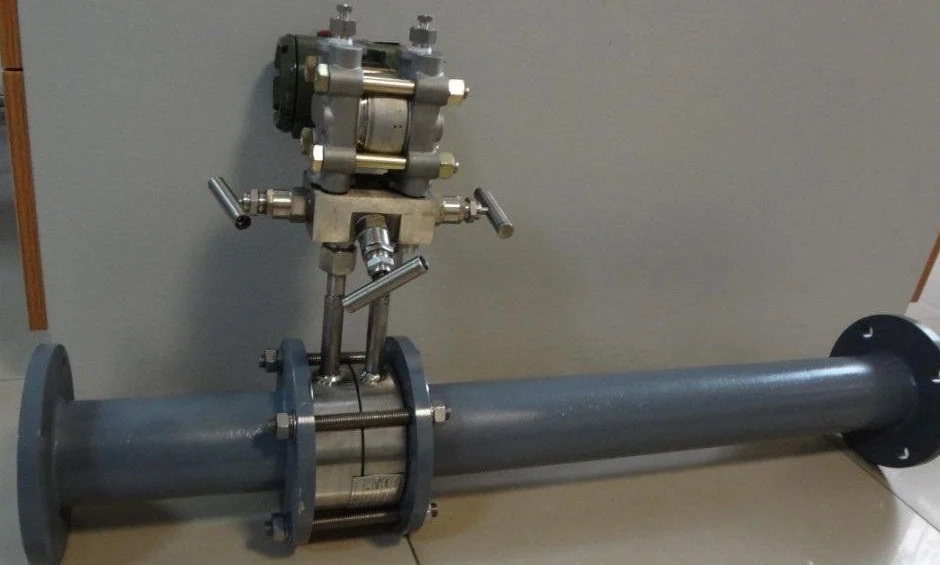 Integral orifice meter run with three-valve manifold and differential pressure transmitter